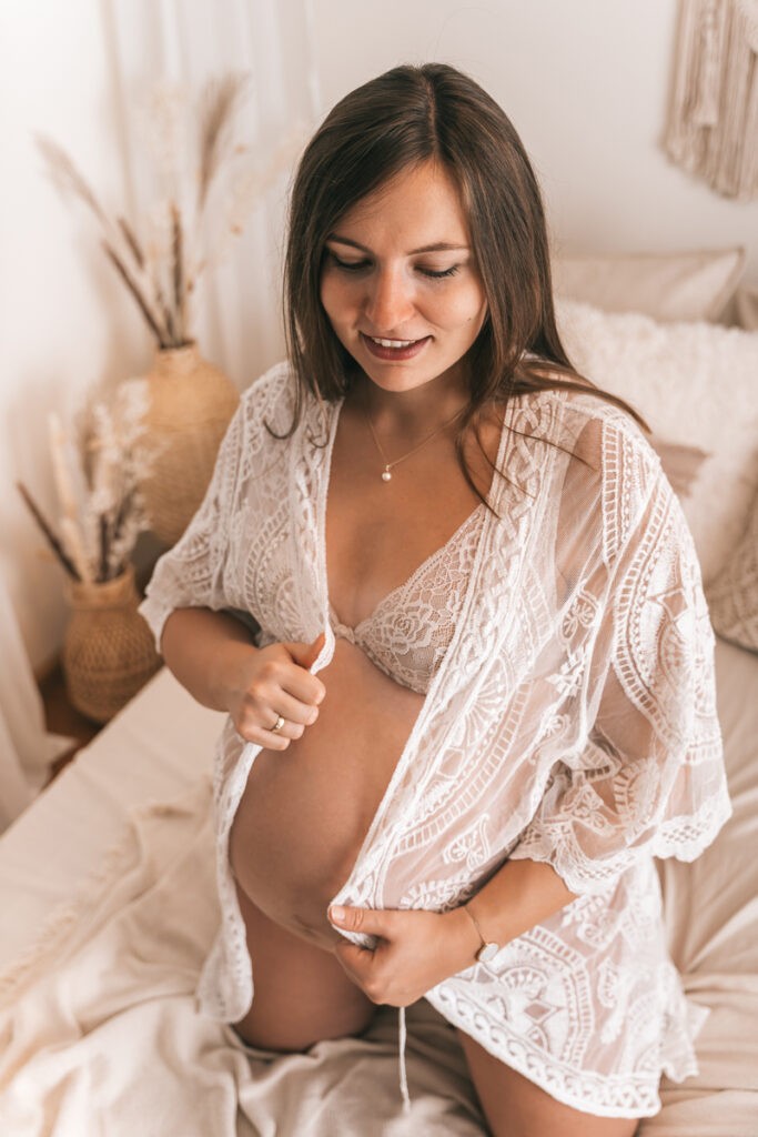 Boudoir Fotoshooting während der Schwangerschaft in meinem Fotostudio nahe Basel Schweiz