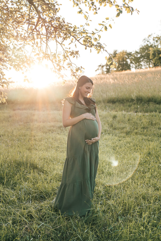 Ein Sonnenuntergangsshooting mit einer Schwangeren in der 35. SSW in Lörrach