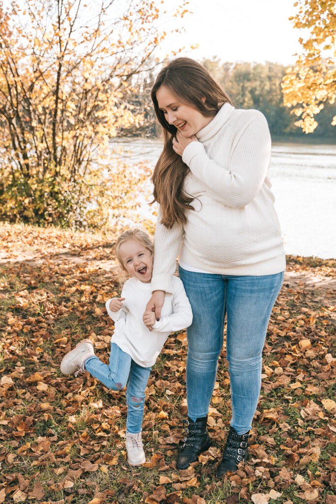 Ein kleiner Tanz und ganz viel Freude beim Babybauchshooting von Mama und ihrer großen Tocher am Rhein