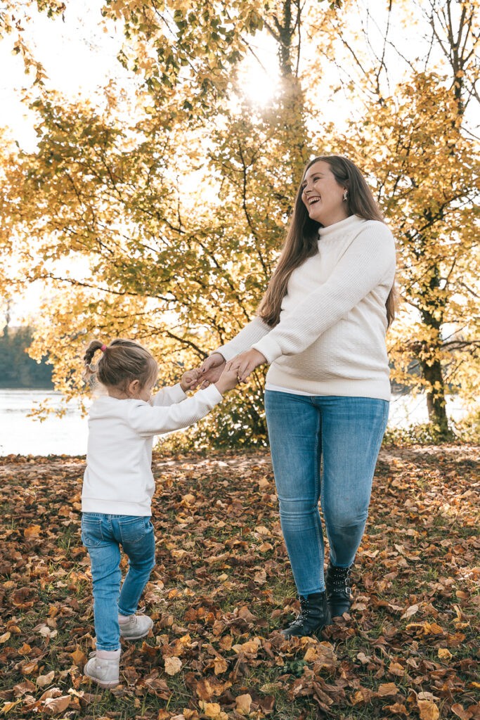 Unvergessliche Erinnerungen werden beim Babybauchshooting festgehalten - Selina Denz Fotografie, deine Fotografin für natürliche Babybauchbilder