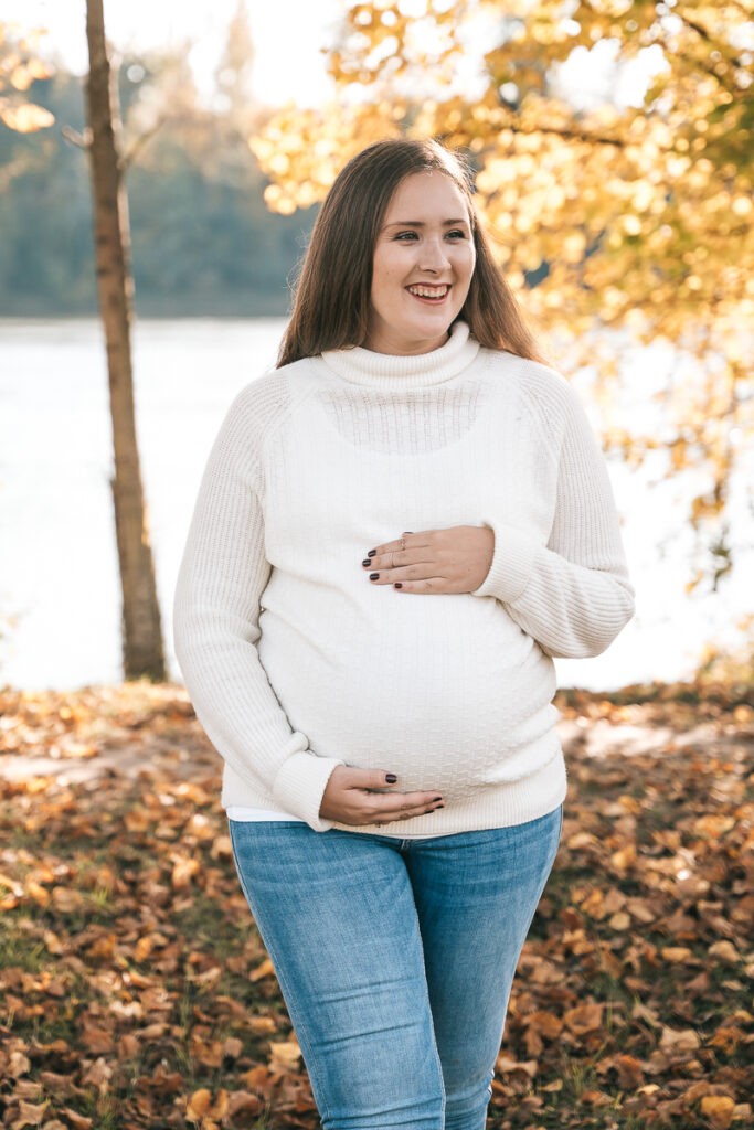 Das Foto entstand beim Schwangerschaftsshooting einer werdenden Mama mit ihrem Babybauch in Bad Säckingen
