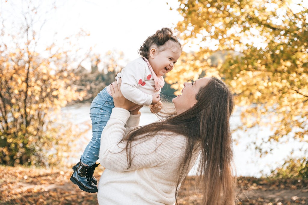 Mama und Tocher beim Babybauchshooting am Rhein in Bad Säckingen