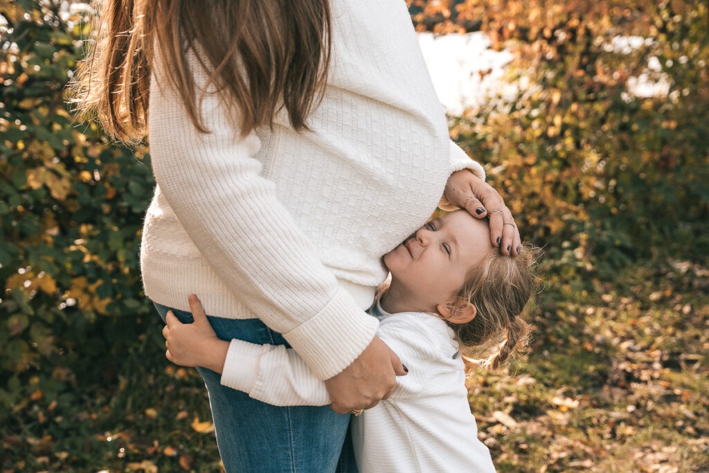 Ein Schwangerschaftsshooting mit der Mama und der großen Schwester in Bad Säckingen - Babybauchfotografie als Erinnerung für die Ewigkeit