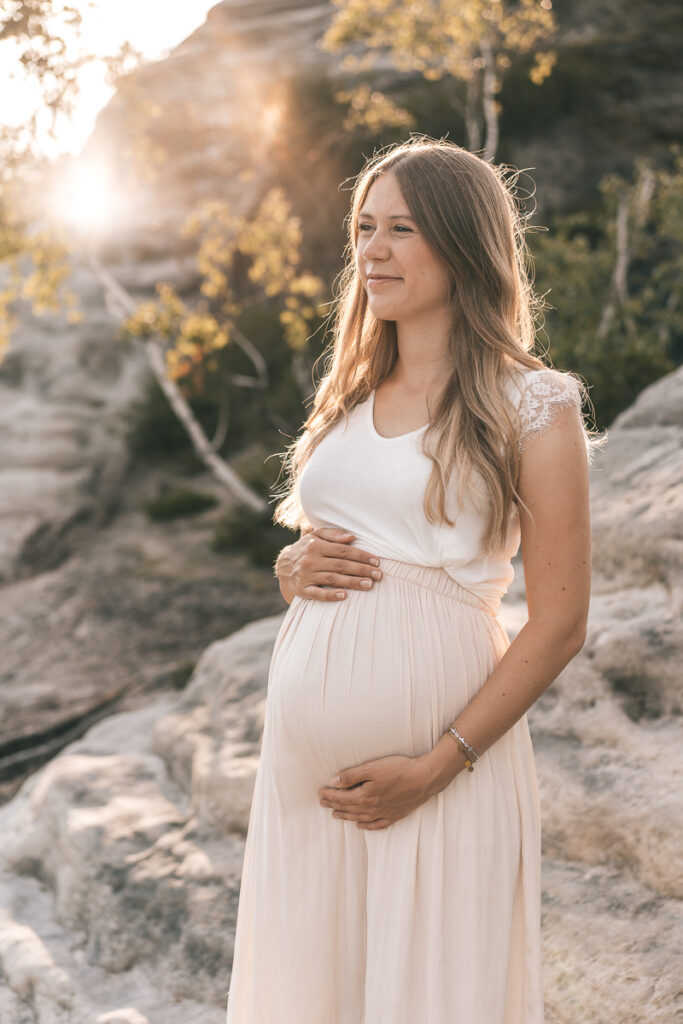 Liebevolle Erinnerungen an eine Schwangerschaft wurden bei dem Fotoshooting in Rheinfelden festgehalten - Selina Denz deine Schwangerschaftsfotografin