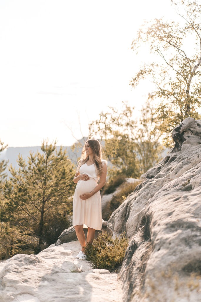Das Fotoshooting ist bei einem Sonnenuntergangsshooting in der Natur entstanden - Selina Denz, deine Fotografin für liebevolle Babybauch-Fotoshootings in Lörrach, Rheinfelden, Basel & Umgebung.