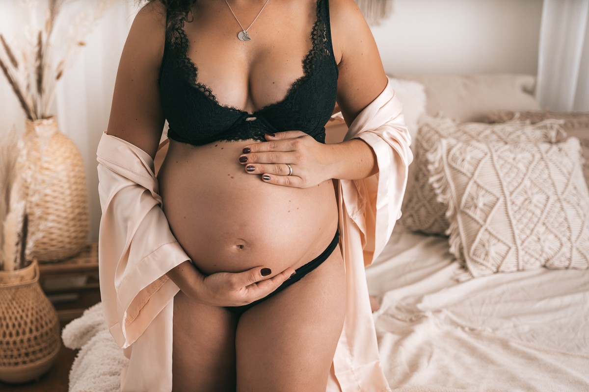 Sinnliche Babybauchfotos bei einem Fotoshooting mit einer Schwangeren in Boudoirstil im Fotostudio - Schwangerschaftsfotografie in deiner Umgebung