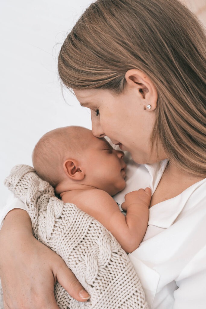 Mama und ihr kleines Baby bei einem Fotoshooting in Lörrach Brombach