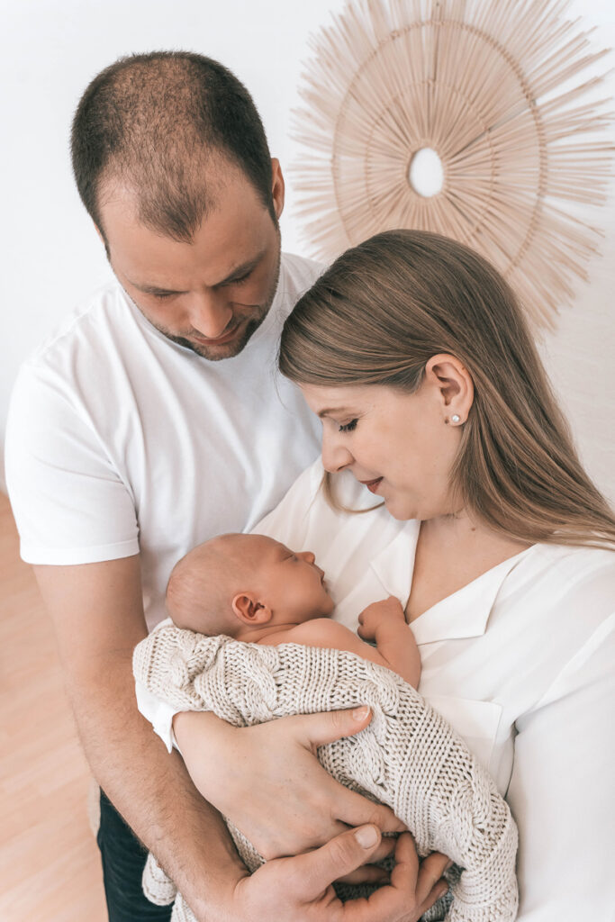 Mama, Papa und ihr Sohn bei einem Fotoshooting