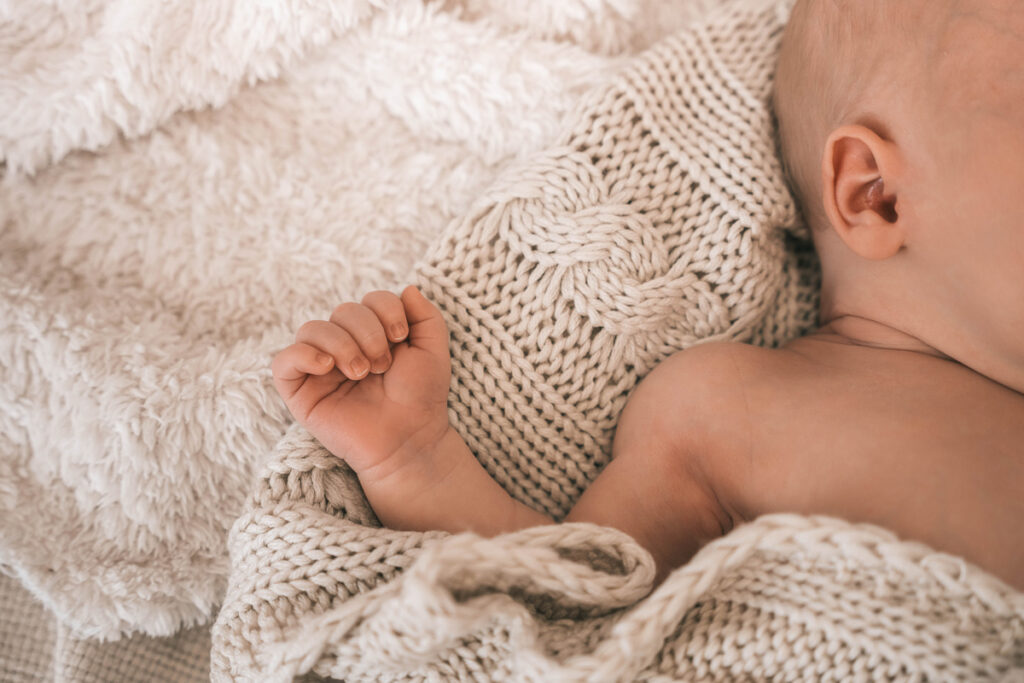 Die kleinen Babyhände festgehalten für immer