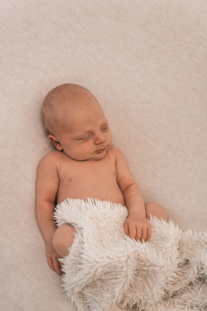 Newbornfotoshooting von einem kleinen Jungen im Fotostudio