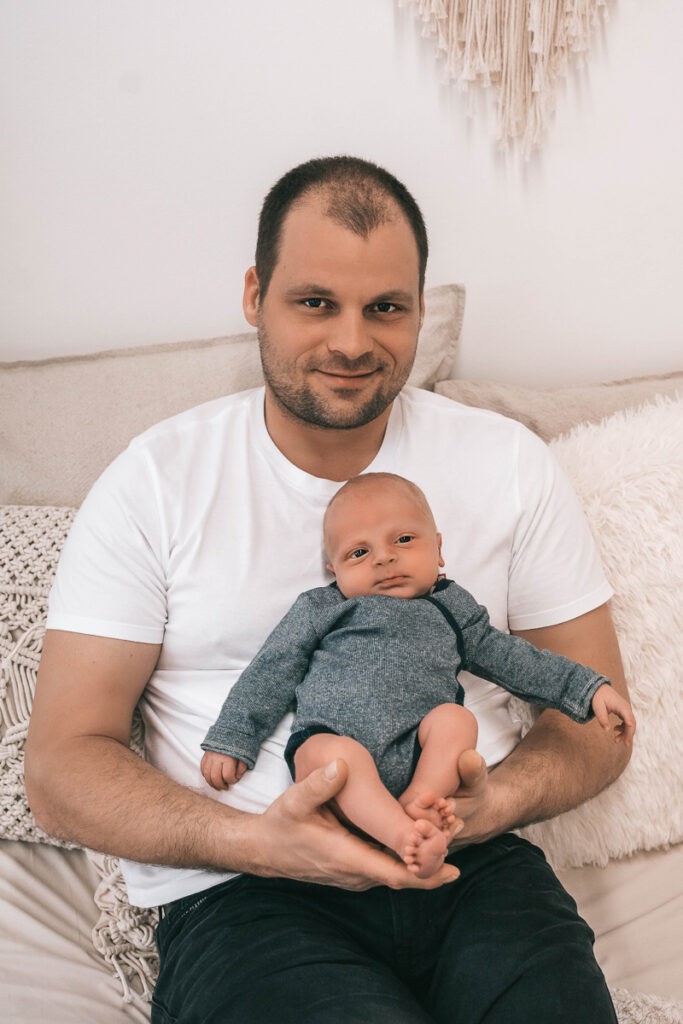 Papa und sein Sohn bei einem Fotoshooting in der Nähe von Freiburg