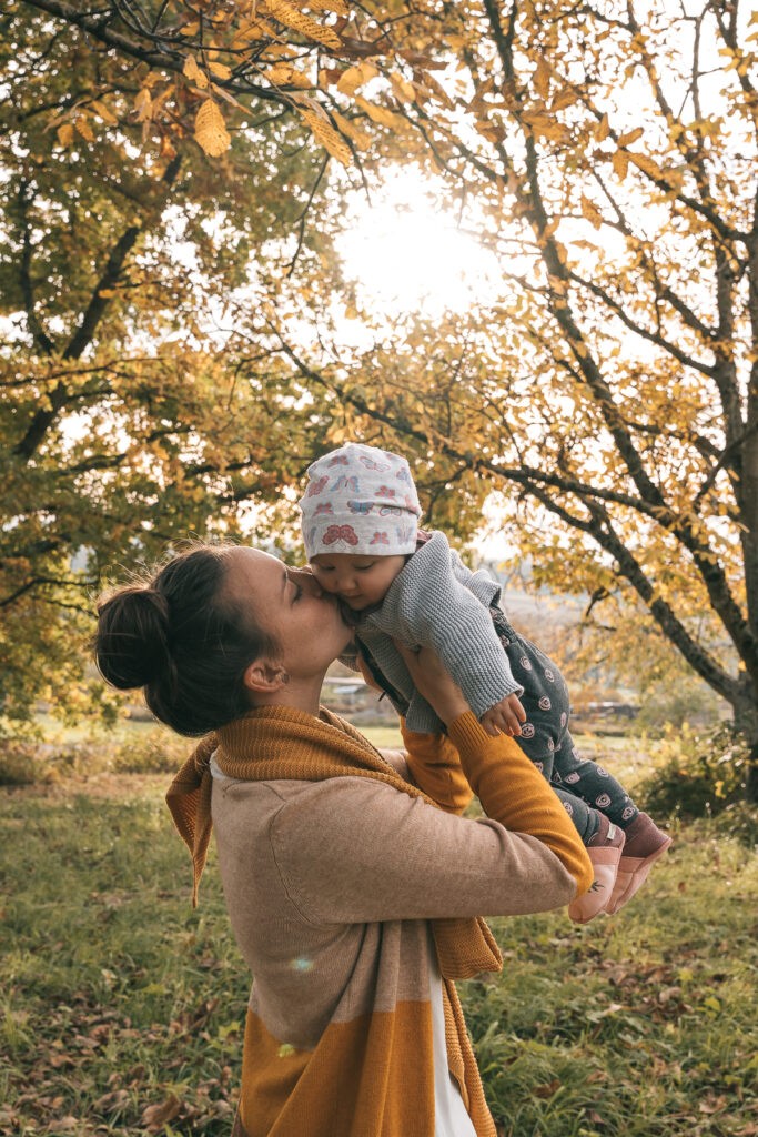 Mama und ihre kleine Tochter beim Fotoshooting im Sonnenuntergang nahe Rheinfelden Baden- Selina Denz, deine Familienfotografin