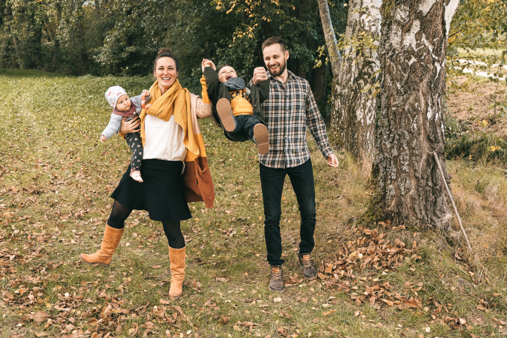 Ein Familienshooting in der Natur mit seinen Kindern in Kandern auf einer großen Wiese - Selina Denz, deine Familienfotografin