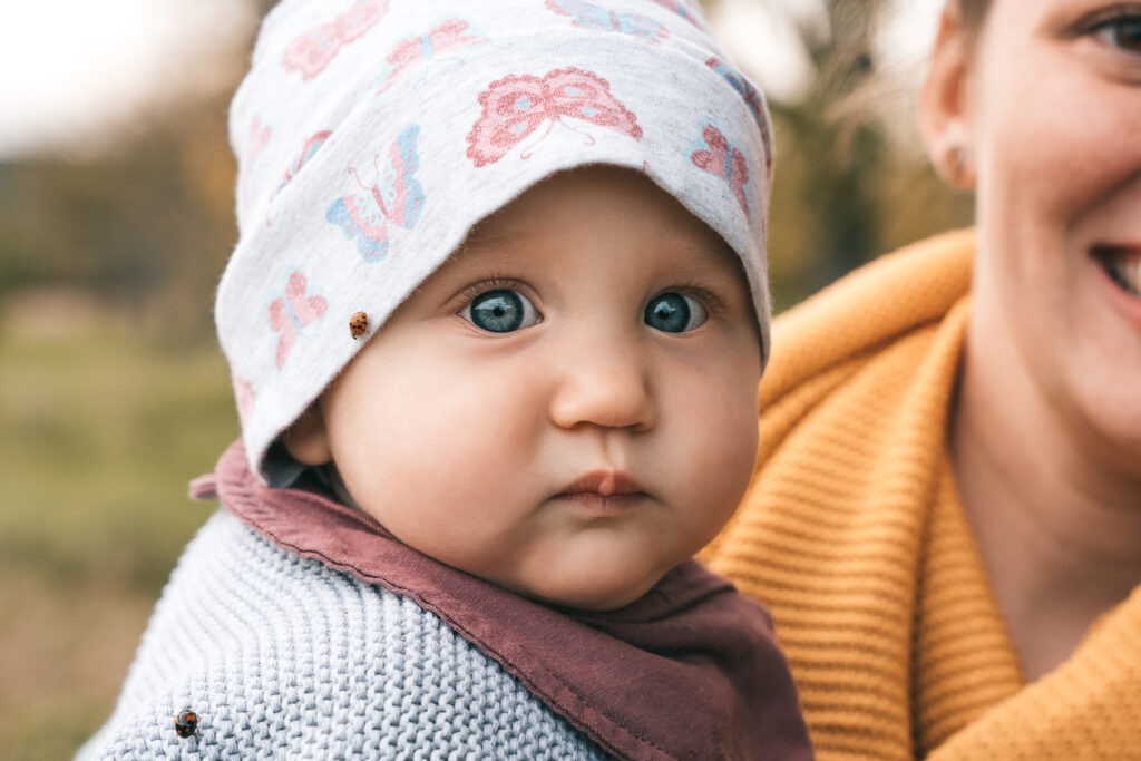 Das kleine Mädchen auf Mamas Arm beim Bilder machen in der Natur nahe Weil am Rhein- Selina Denz, deine Familienfotografin