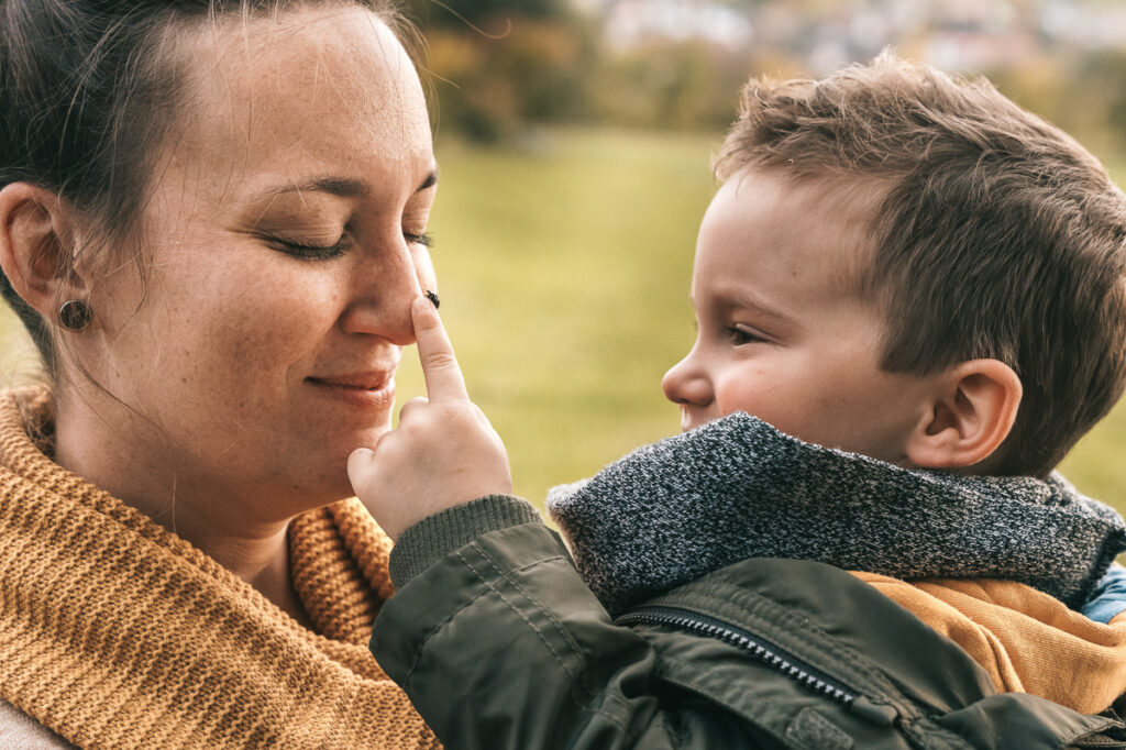 Mama und ihr Sohn bei einem Familienshooting und einem Marienkäfer auf dem Finger in Kandern Wollbach - Dein Familienfotograf Selina Denz