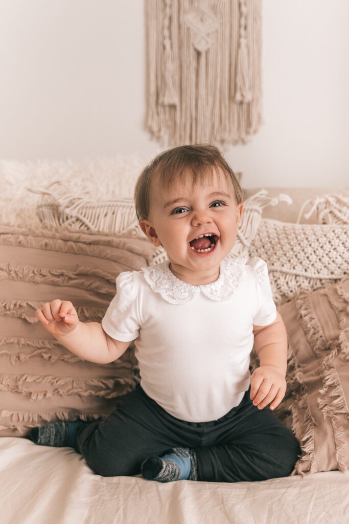 Das kleine Mädchen hat ihren 1. Geburtstag auf Bilder verewigt