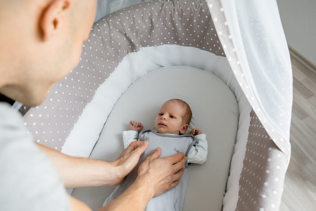 Das Baby liegt in der Wiege während der Homestory nähe Basel - dein Babyfotograf aus Lörrach