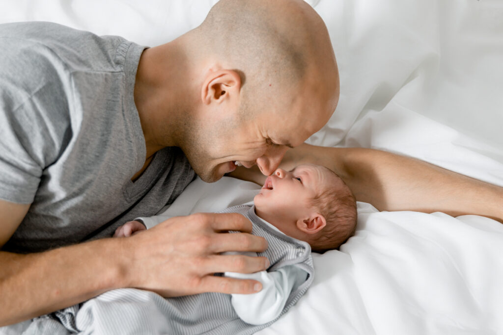 Papa und sein kleiner Sohn bei einem Fotoshooting zu Hause in Rheinfelden