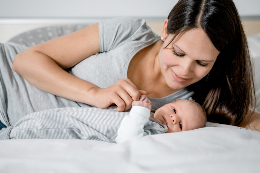 Mama und ihr kleines Baby bei einem Fotoshooting zu Hause in Bad Säckingen