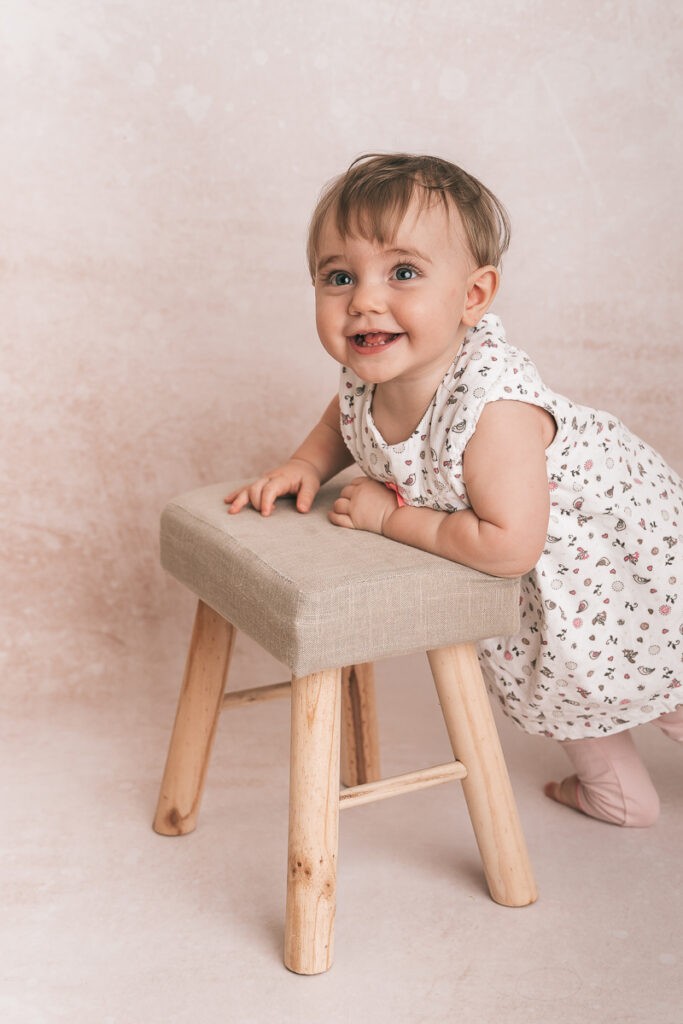 Ein kleines Mädchen beim Fotoshooting zum 1. Geburtstag mit ihren Eltern und Bruder im Fotostudio in Lörrach Brombach - Familienfotografie als Erinnerung für die Ewigkeit