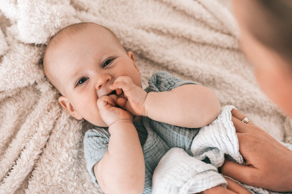 Kinderlachen bei einem Fotoshooting in Lörrach Brombach - Selina Denz, deine Fotografin für liebevolle und natürliche Babyshootings in Lörrach, Rheinfelden und Basel