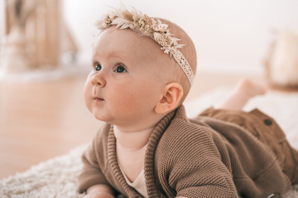 Ein Babygirl mit einem schönen Haarkranz aus Trockenblumen
