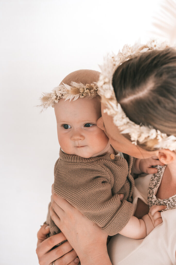 Die Mama und ihre kleine Maus beim Mommy & Me Fotoshooting