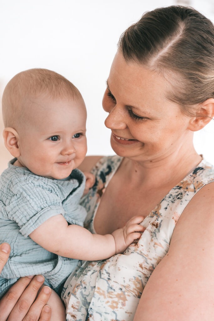Mama und ihr Baby am kuscheln während des Fotoshootings