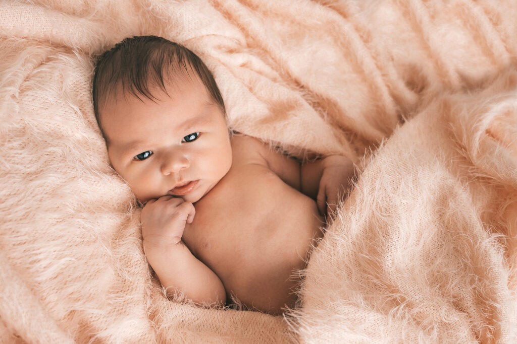 Das Foto ist bei einem Newbornshooting in meinem Tageslichtstudio in Lörrach Brombach entstanden - deine Babyfotografin