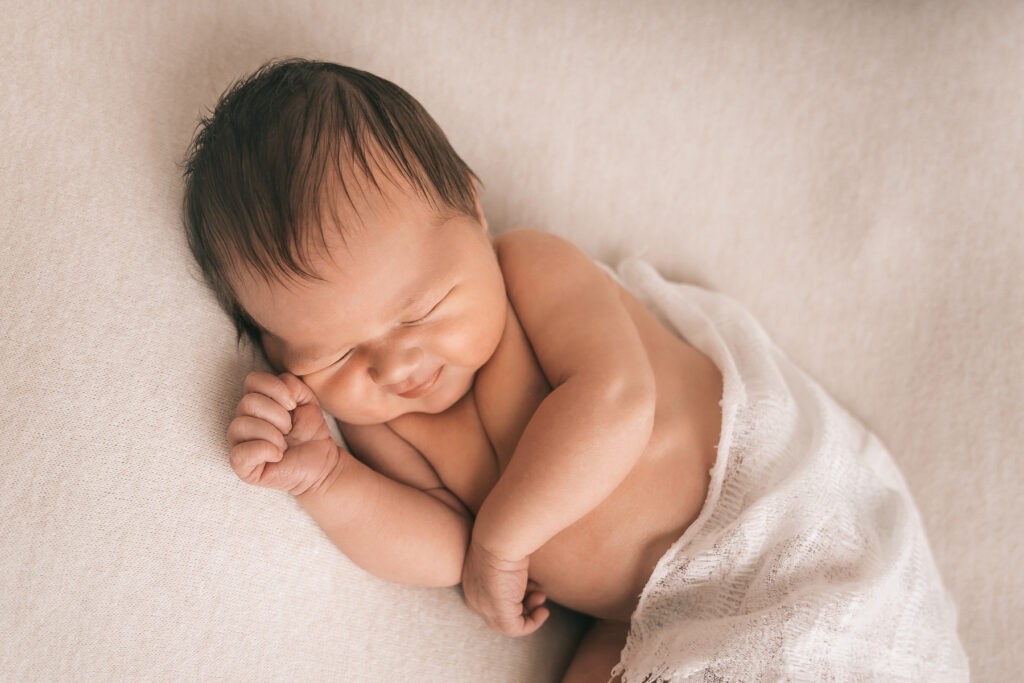 Ein schlafendes Baby bei einem Newbornshooting in hellen und natürlichen Bildern festgehalten