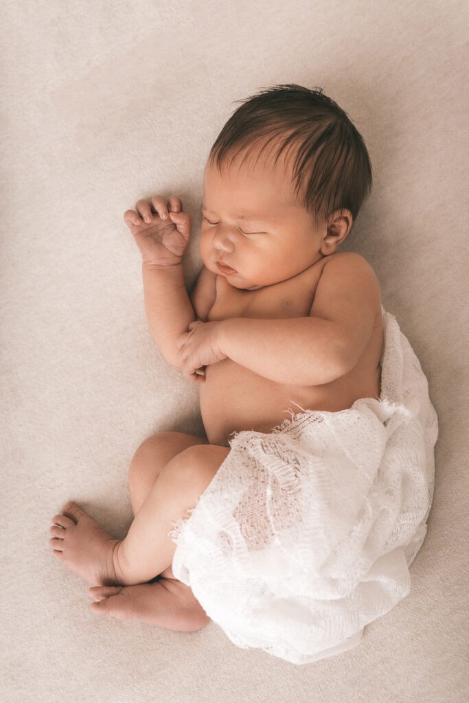 Ein Baby bei einem Neugeborenenshooting in meinem Fotostudio in Lörrach Brombach - Selina Denz, deine Fotografin für liebevolle und natürliche Babyshootings in Lörrach, Rheinfelden und Basel