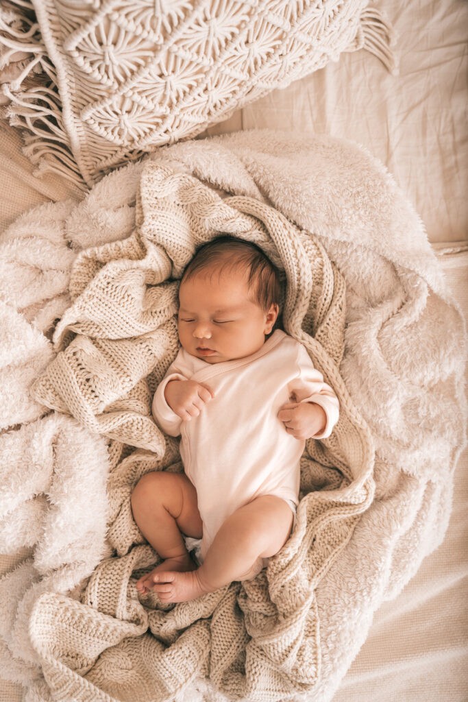 Babyfotos im Bohostil in meinem Tageslichtstudio in der Nähe von Rheinfelden - Neugeborenenfotografie in Lörrach