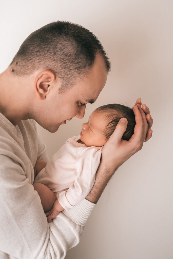 Bilder von Papa und seiner kleinen Prinzessin bei einem Fotoshooting in der Nähe von Zürich - Babyfotografin Selina Denz
