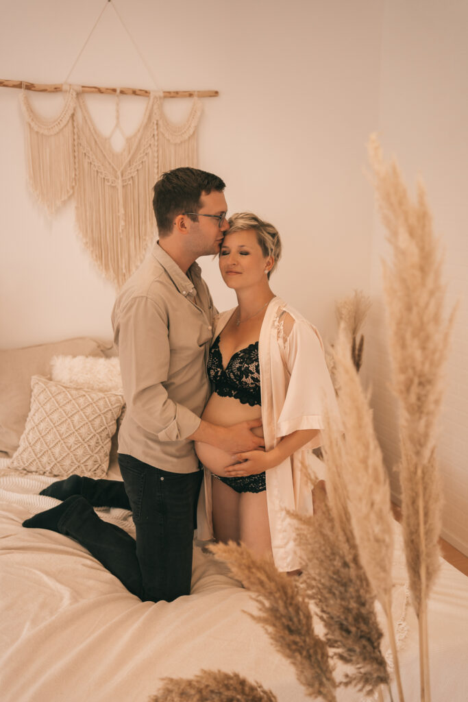 Ein Bild aus dem Schwangerschaftsshooting im Boudoir Stil in Lörrach