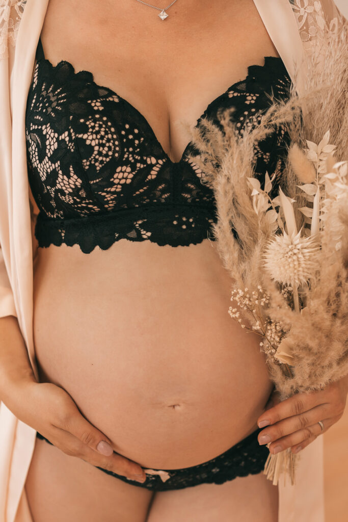 Ein Bild aus dem Schwangerschaftsshooting im Boudoir Stil in Lörrach