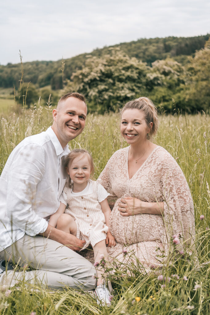 Das Foto ist bei einem Schwangerschaftsshooting beim in der Natur in Lörrach bei Sonnenuntergang entstanden - Selina Denz, deine Babybauchfotografin