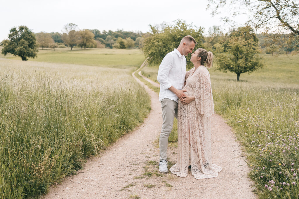 Ein Babybauchshooting in der Natur in Lörrach