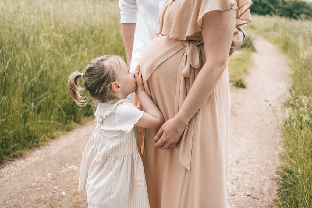 Ein Babybauchshooting in der Natur in Lörrach