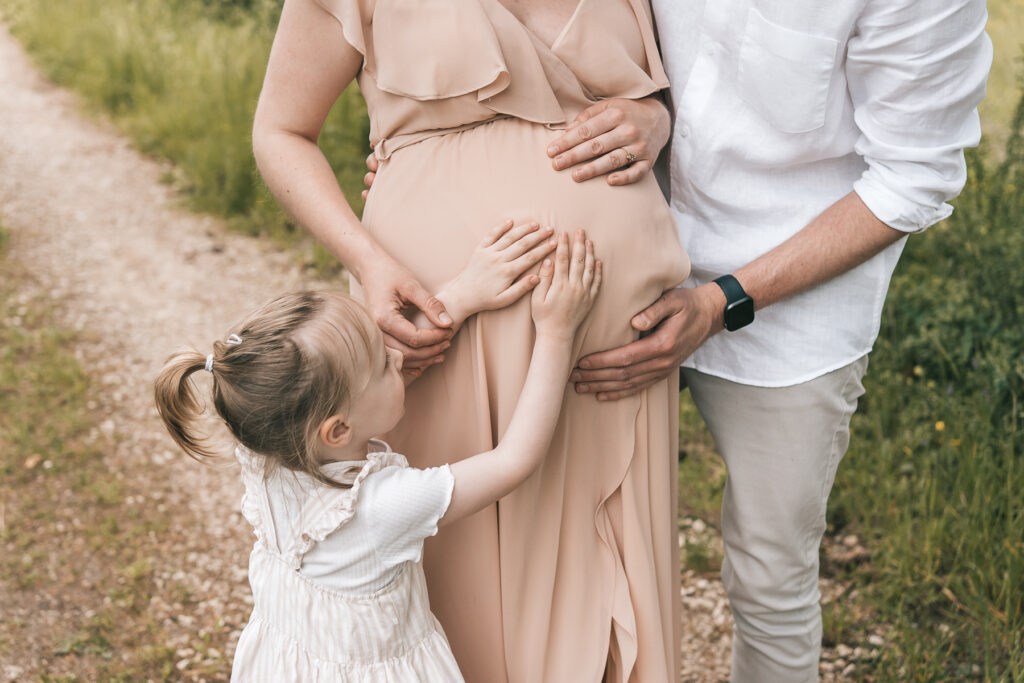 Ein Babybauchshooting in der Natur in Lörrach