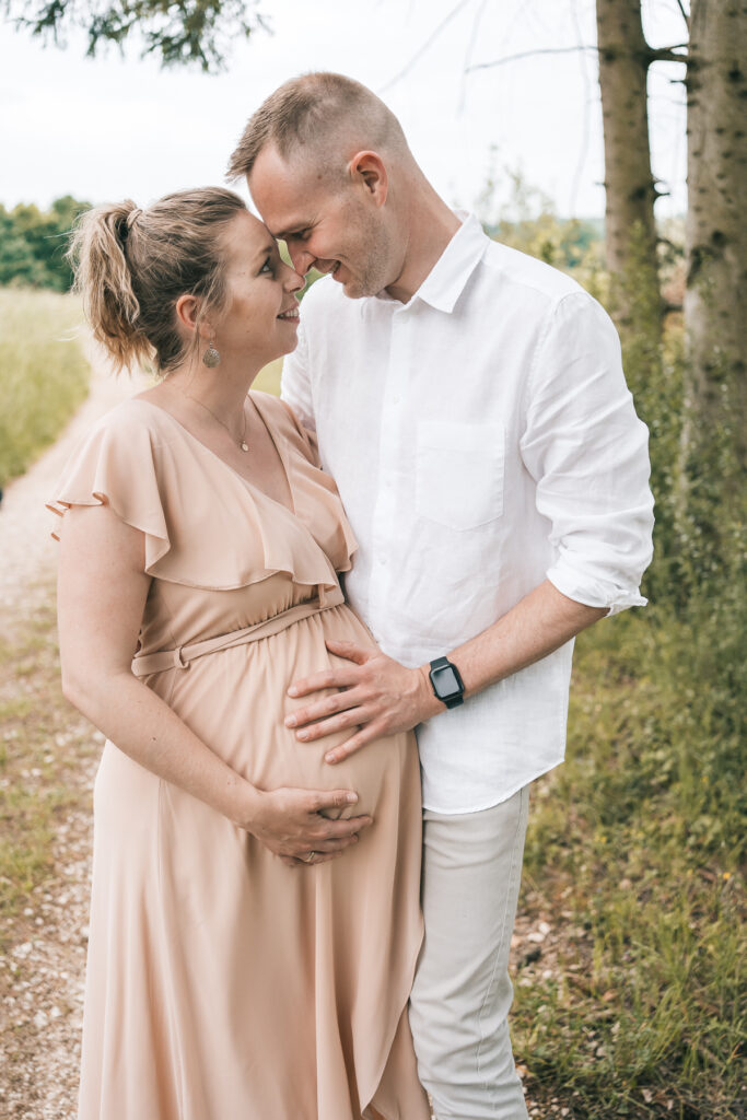Ein Babybauchshooting in der Natur in Lörrach
