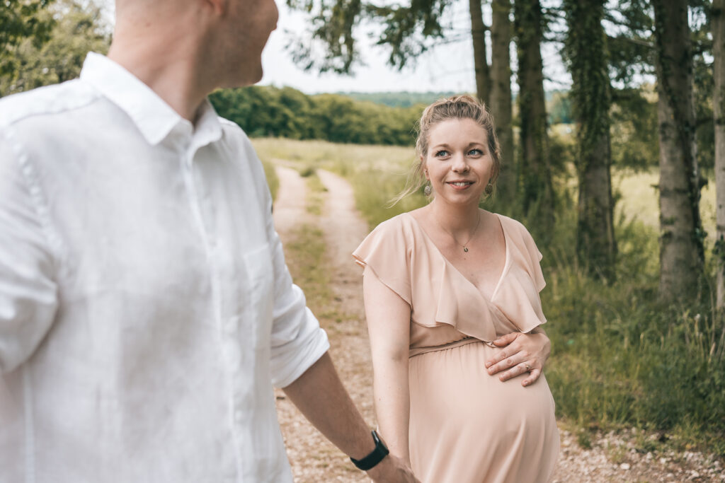Ein Babybauchshooting in der Natur in Lörrach