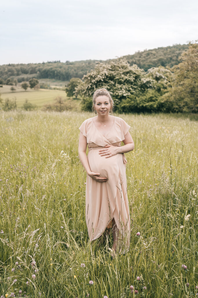 Ein Babybauchshooting in der Natur in Lörrach