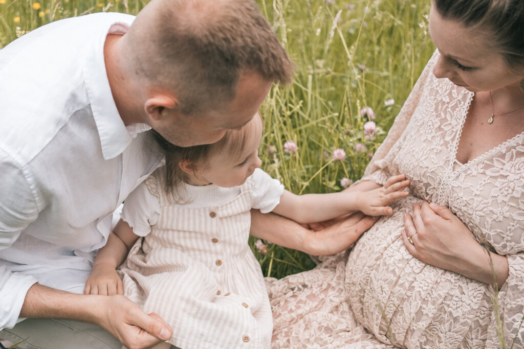Ein Babybauchshooting in der Natur in Lörrach