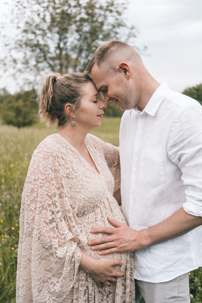 Ein Babybauchshooting in der Natur in Lörrach