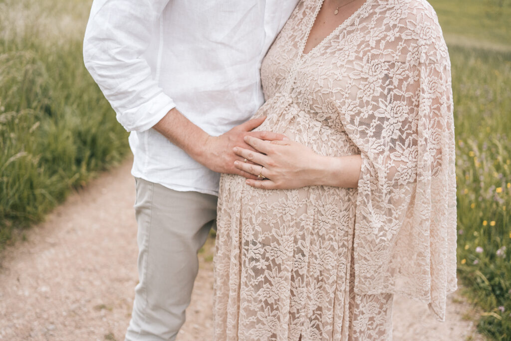 Detailbild eines Babybauchs mit Trockenblumen