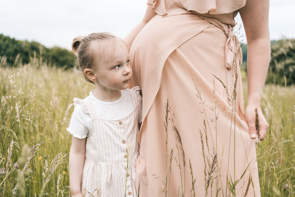 Große Schwester freut sich auf den Nachwuchs