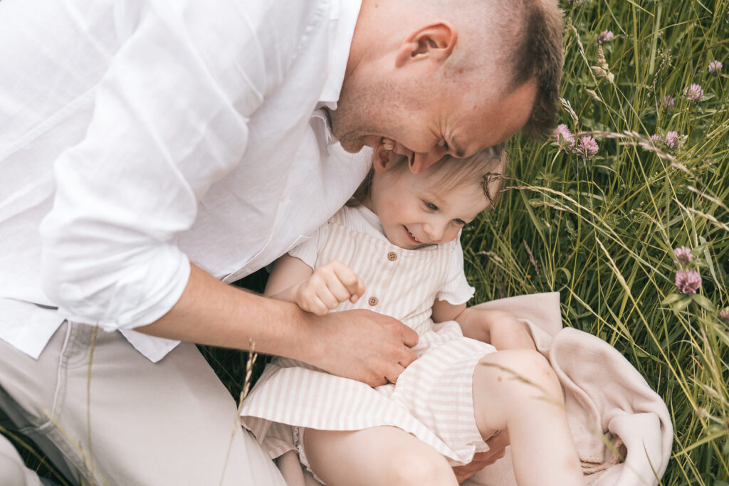 Das Foto ist bei einem Schwangerschaftsshooting beim in der Natur in Lörrach bei Sonnenuntergang entstanden - Selina Denz, deine Babybauchfotografin