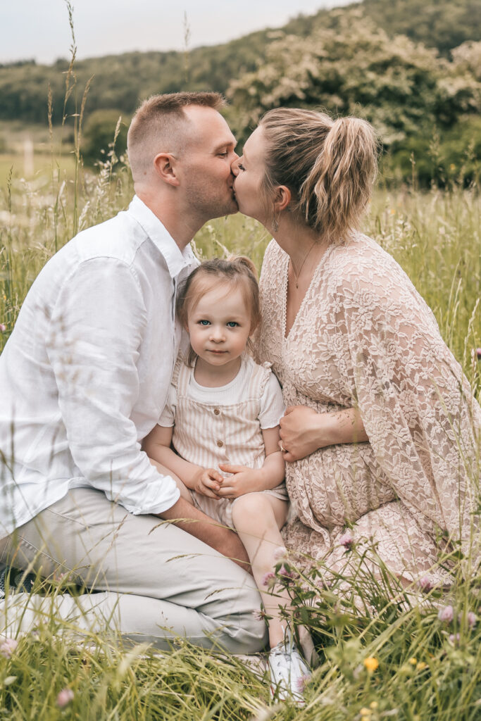 Das Foto ist bei einem Schwangerschaftsshooting beim in der Natur in Lörrach bei Sonnenuntergang entstanden - Selina Denz, deine Babybauchfotografin