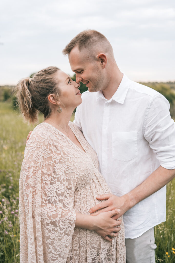 Das Foto ist bei einem Schwangerschaftsshooting beim in der Natur in Lörrach bei Sonnenuntergang entstanden - Selina Denz, deine Babybauchfotografin