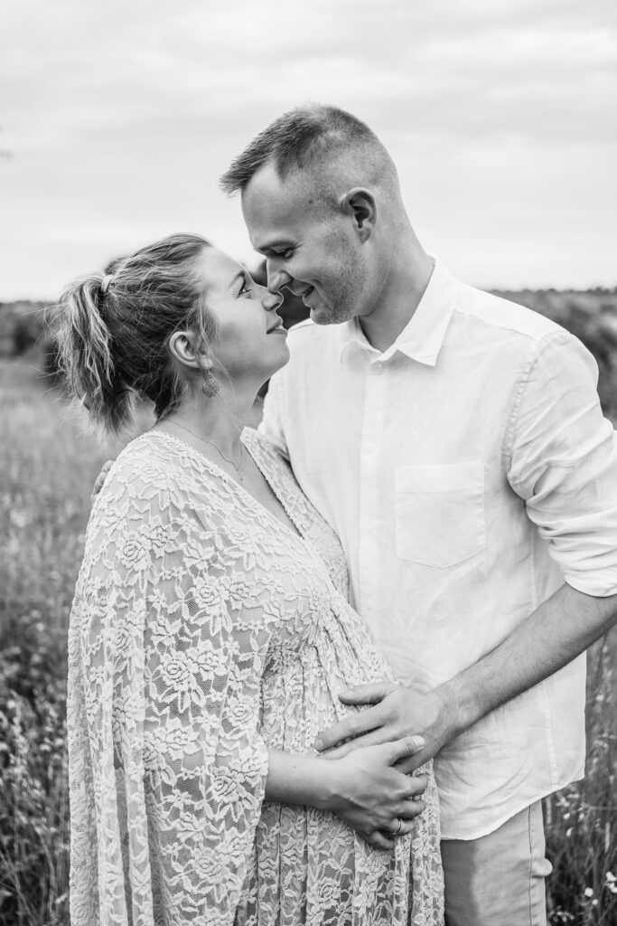 Babybauchshooting schwarz-weiß Outdoor